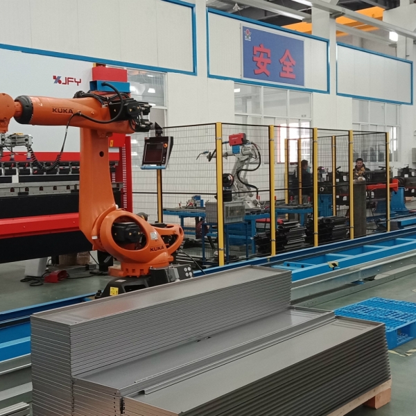 KUKA焊接机器人生产线